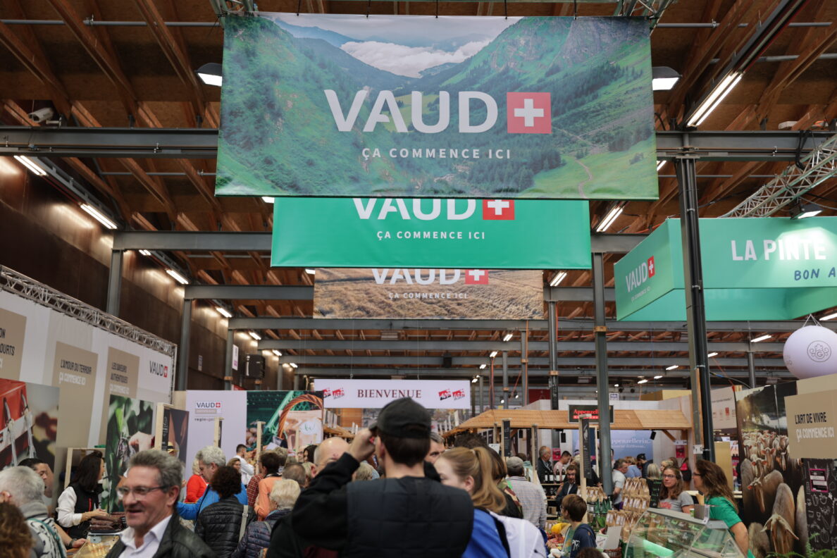 Vue sur la foule et les bannières "Vaud, ça commence ici" au Salon Suisse des Goûts et Terroirs